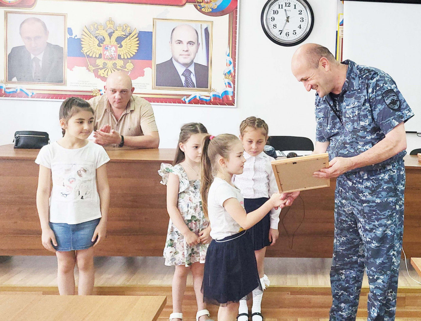 Полиция день зщащит