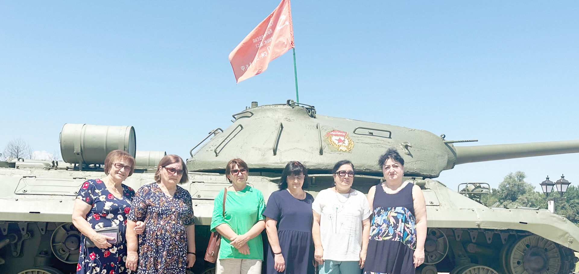 поле